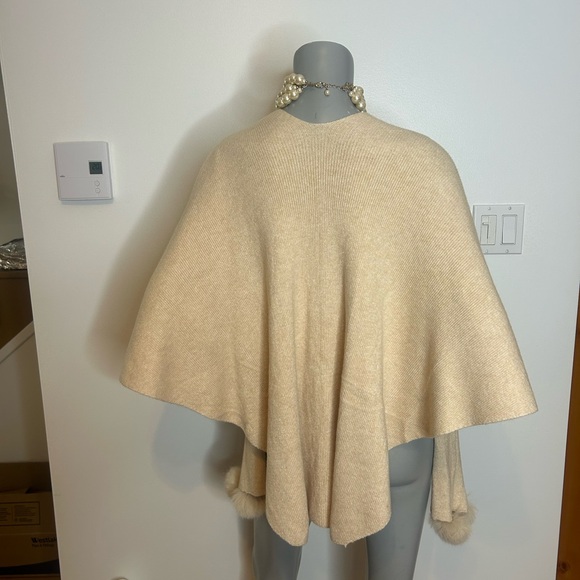 Elegant Cream Wrap with Faux Fur Details❤️O/S - Picture 8 of 11